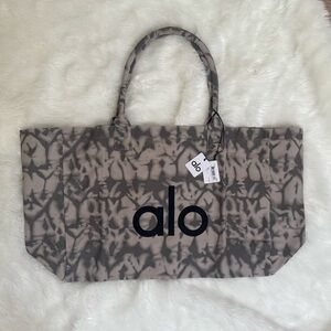 ALO Yoga Gray Monogram Tote Bag with Sporty Design